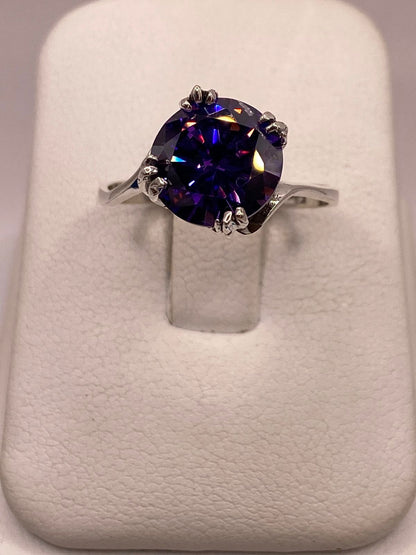 Anillo Elegante con Zirconia Morada Iridiscente en Plata Ley 925, vista frontal