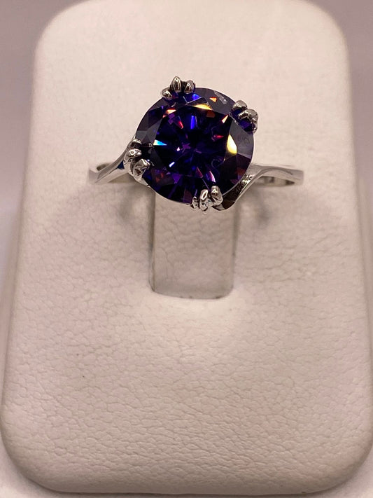 Anillo Elegante con Zirconia Morada Iridiscente en Plata Ley 925, vista frontal