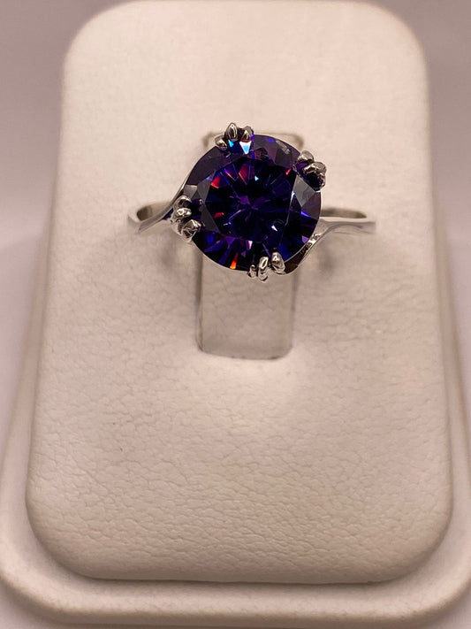 Anillo Elegante con Zirconia Morada Iridiscente en Plata Ley 925 — detalle de acabado