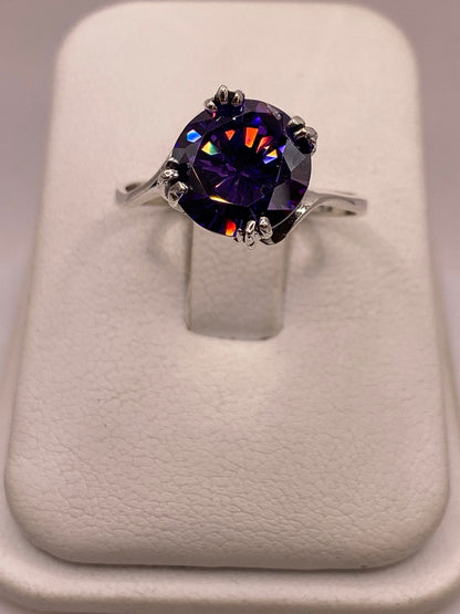 Anillo Elegante con Zirconia Morada Iridiscente en Plata Ley 925, vista superior