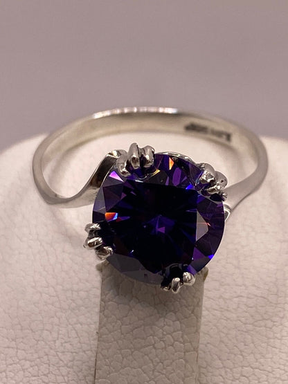 Anillo Elegante con Zirconia Morada Iridiscente en Plata Ley 925, sello de autenticidad Plata Ley .925