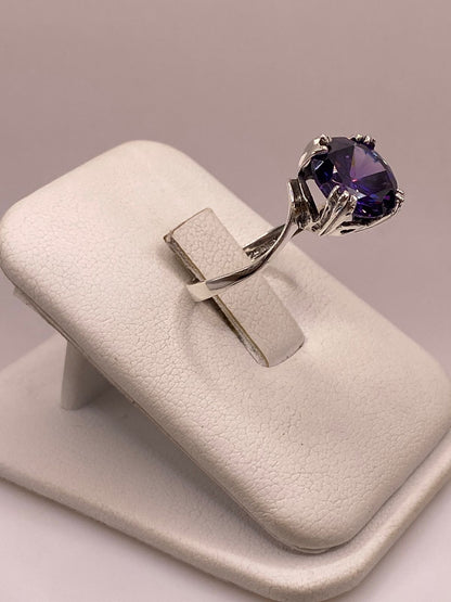 Anillo Elegante con Zirconia Morada Iridiscente en Plata Ley 925, vista lateral