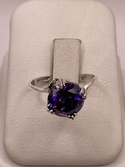 Anillo Elegante con Zirconia Morada Iridiscente en Plata Ley 925, vista de detalle