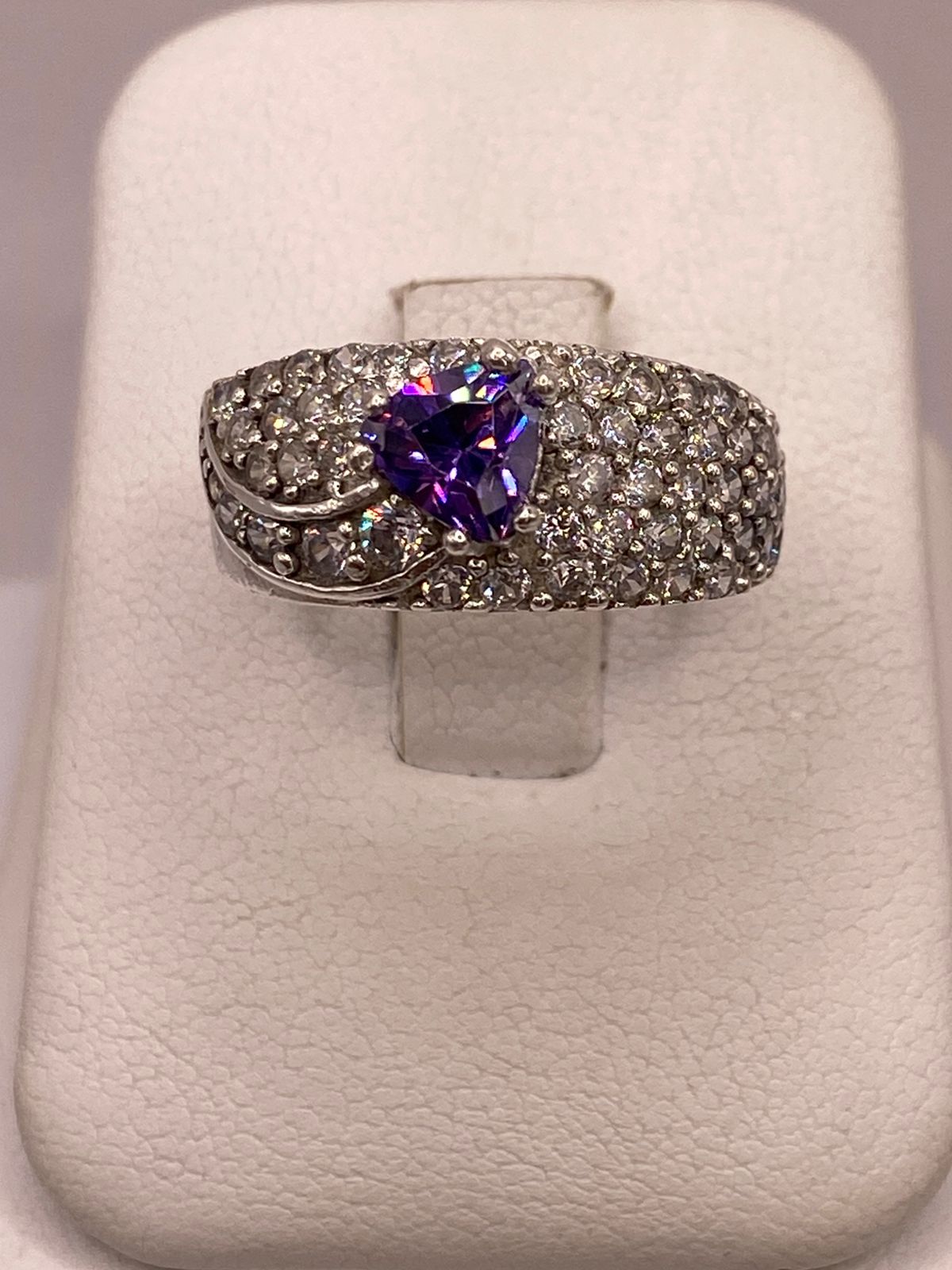 Anillo Elegante con Zirconia Morada en Plata Ley 925, vista lateral