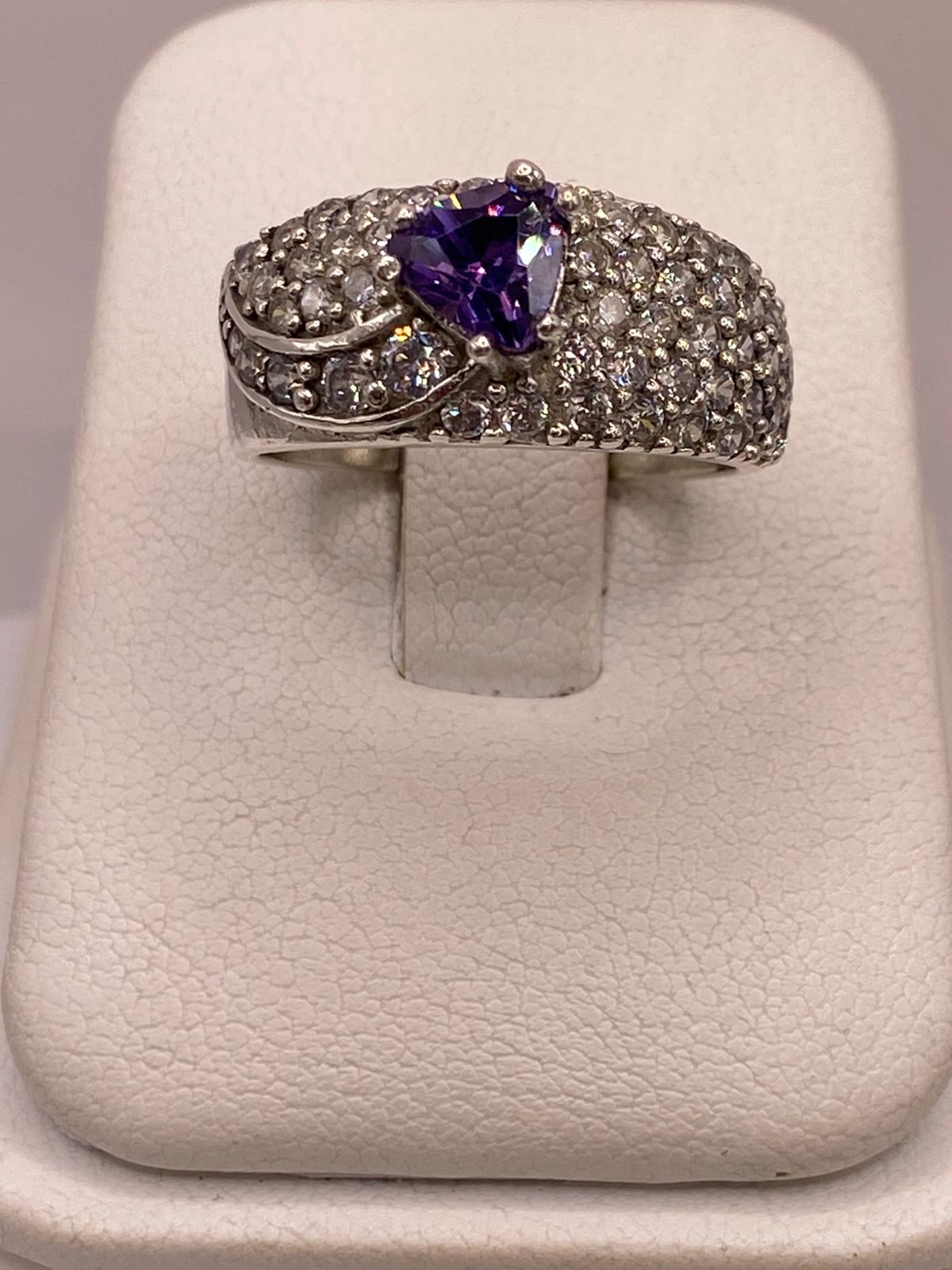 Anillo Elegante con Zirconia Morada en Plata Ley 925 en báscula mostrando peso