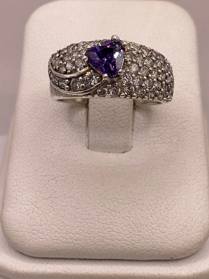 Anillo Elegante con Zirconia Morada en Plata Ley 925 en báscula mostrando peso