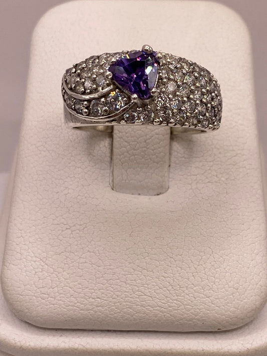 Anillo Elegante con Zirconia Morada en Plata Ley 925 en báscula mostrando peso