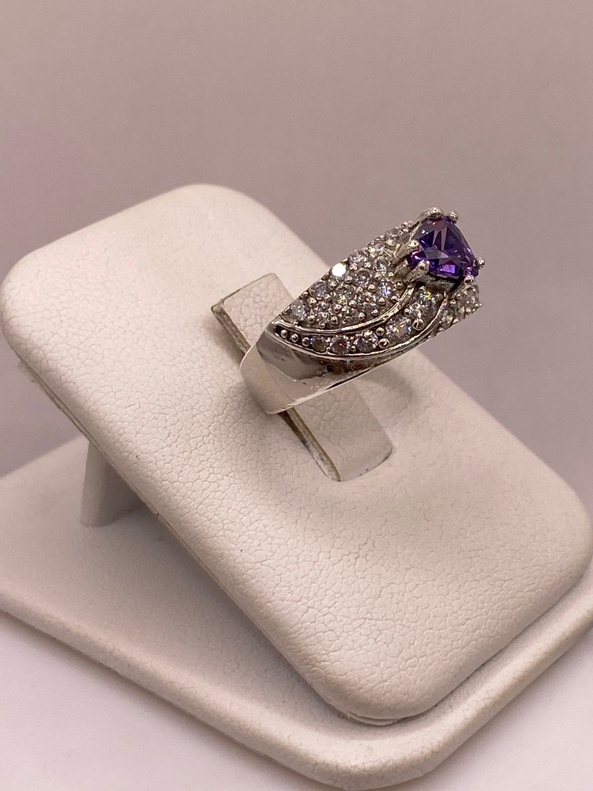 Anillo Elegante con Zirconia Morada en Plata Ley 925, vista frontal