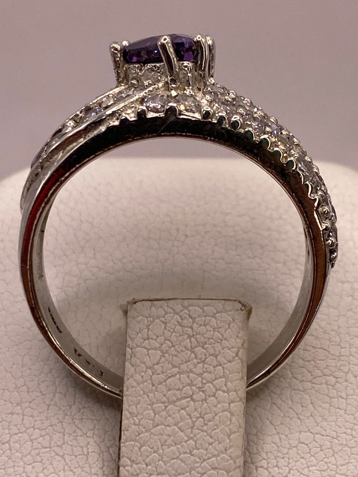 Anillo Elegante con Zirconia Morada en Plata Ley 925, vista de detalle