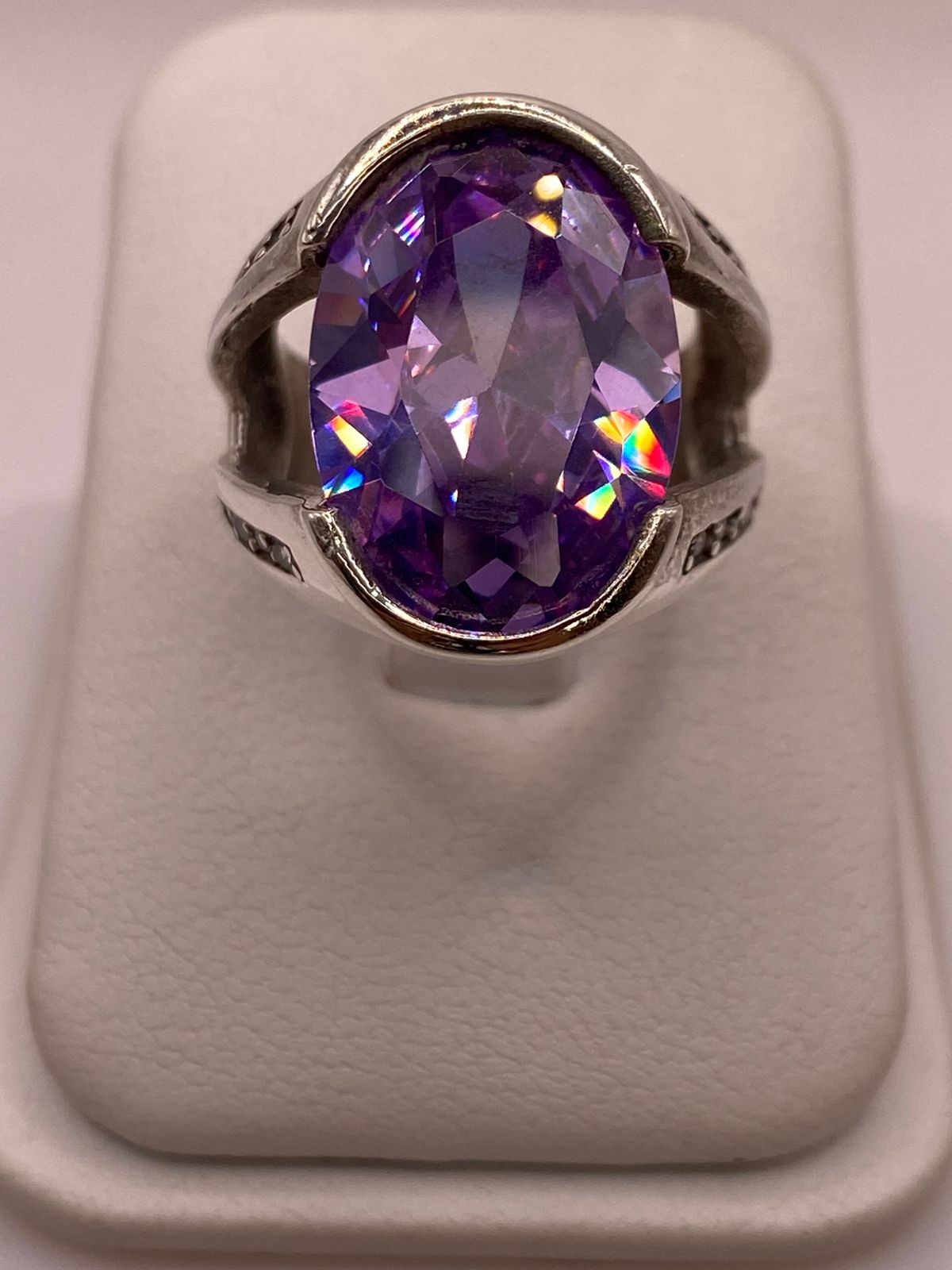 Anillo Elegante con Zirconia Morada en Plata Ley 925 — ángulo diagonal