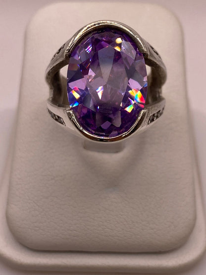 Anillo Elegante con Zirconia Morada en Plata Ley 925 — ángulo diagonal