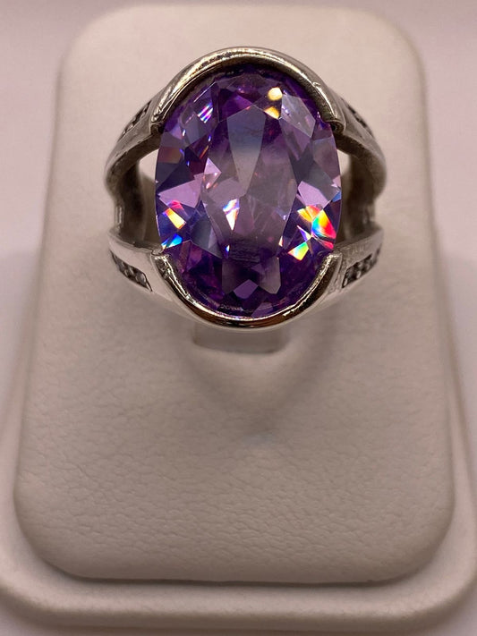 Anillo Elegante con Zirconia Morada en Plata Ley 925 — ángulo diagonal