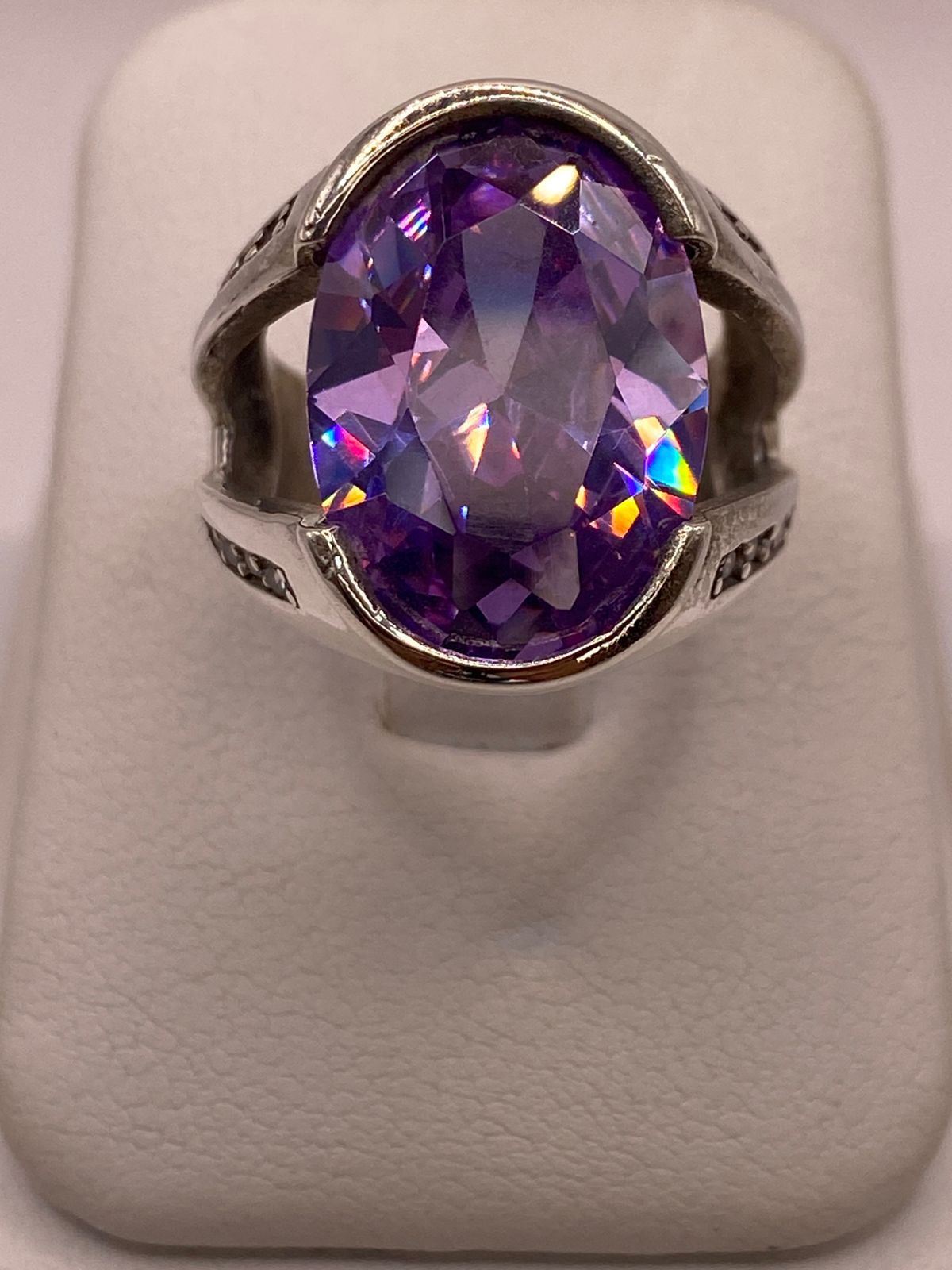 Anillo Elegante con Zirconia Morada en Plata Ley 925, vista frontal