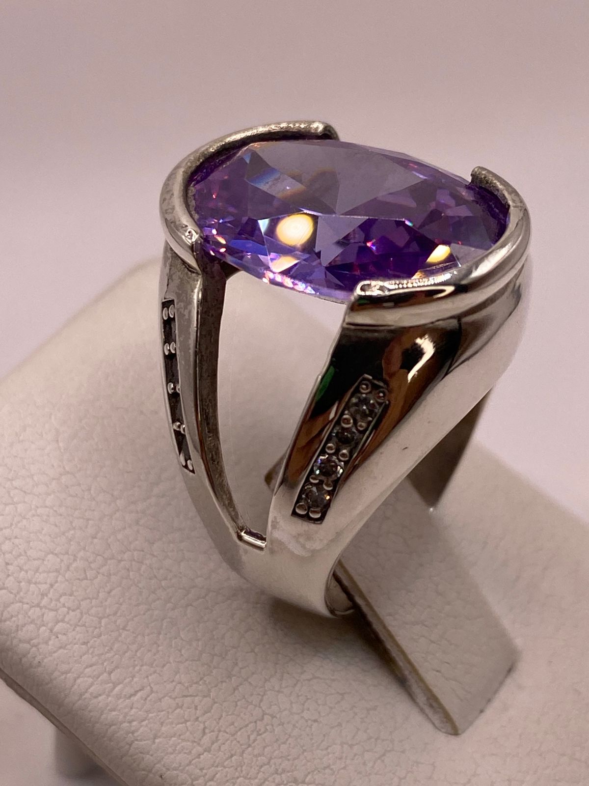 Anillo Elegante con Zirconia Morada en Plata Ley 925, vista de detalle