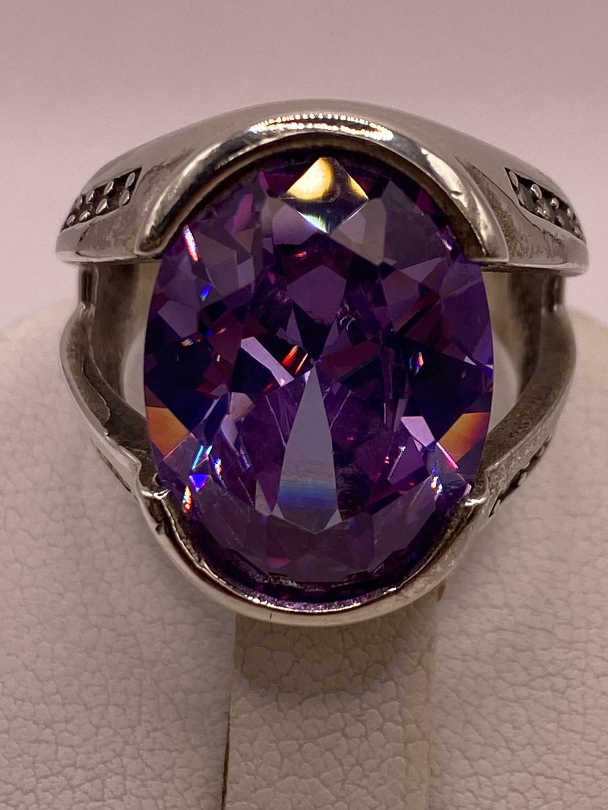 Anillo Elegante con Zirconia Morada en Plata Ley 925, sello de autenticidad Plata Ley .925