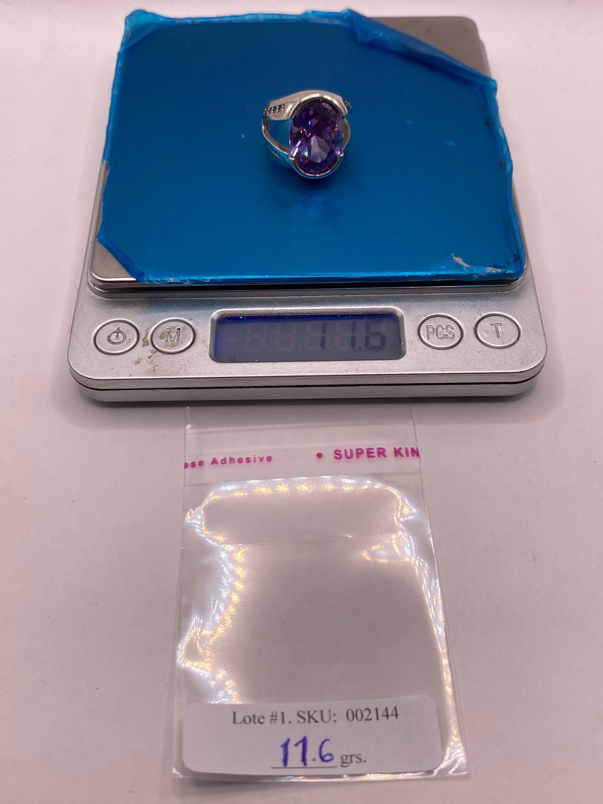 Anillo Elegante con Zirconia Morada en Plata Ley 925, peso en gramos (báscula)