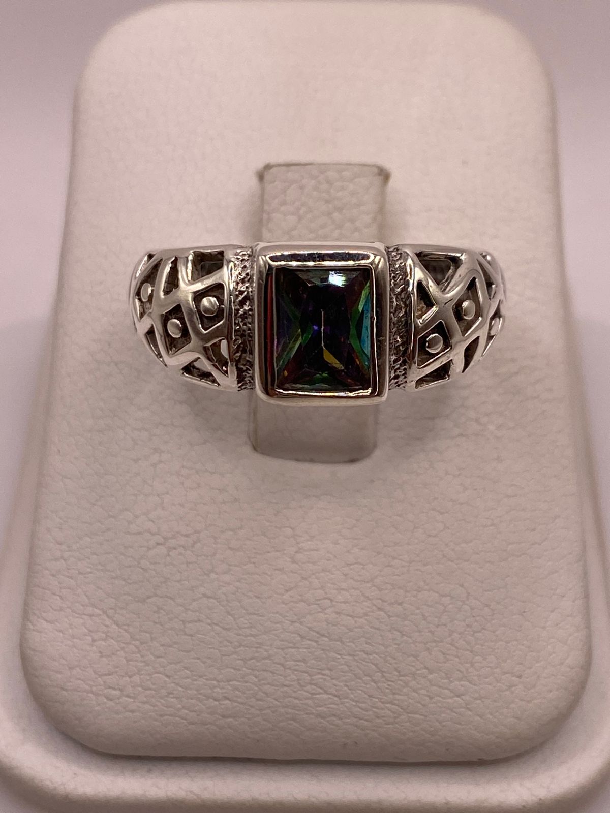 Anillo solitario de plata .950 con circonia rectangular multicolor y calado geométrico sobre fondo neutro — artesanal Taxco