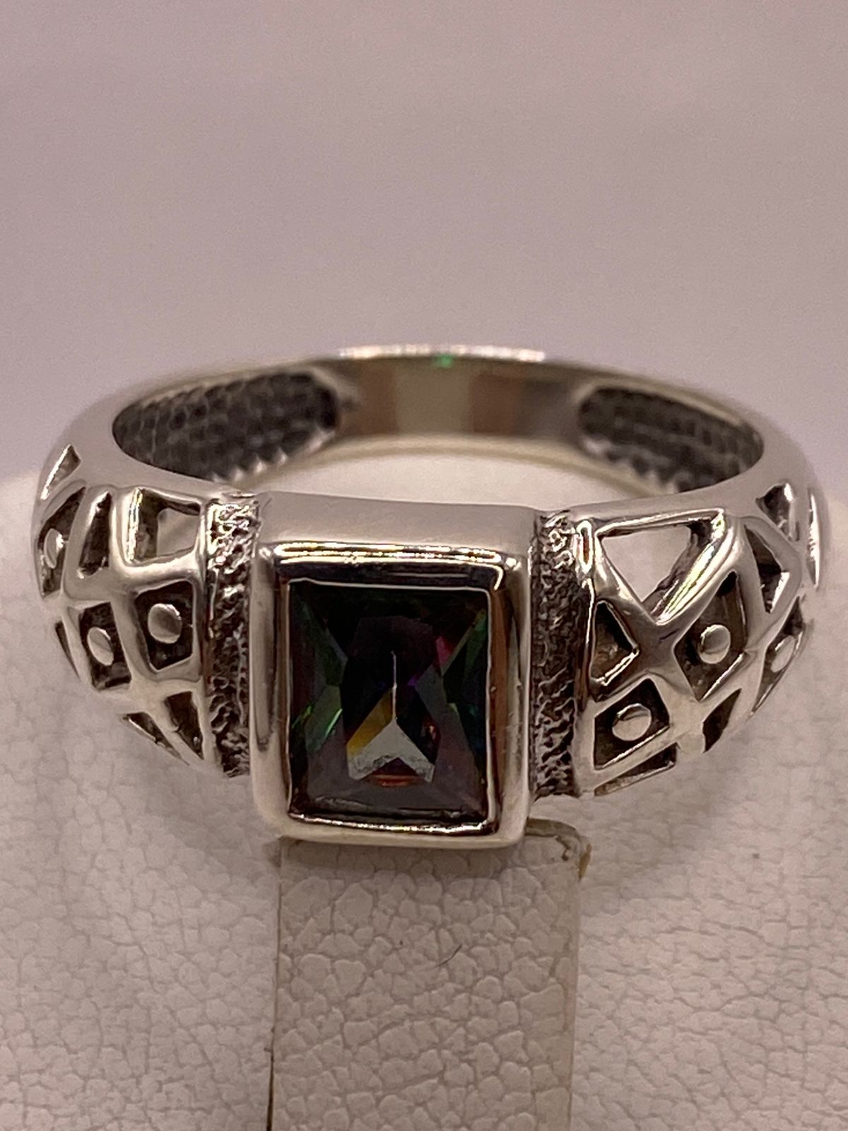 ANILLO ELEGANTE CON ZIRCONIA MULTICOLOR EN PLATA LEY 950, vista posterior
