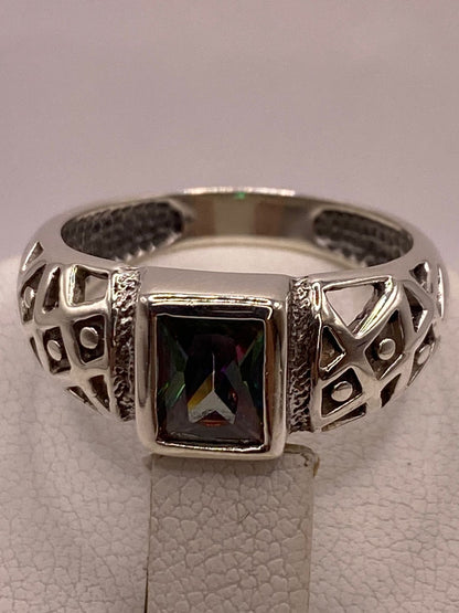 Anillo de plata .950 con circonia multicolor arcoíris y calado geométrico sobre superficie — joyería artesanal mexicana Taxco