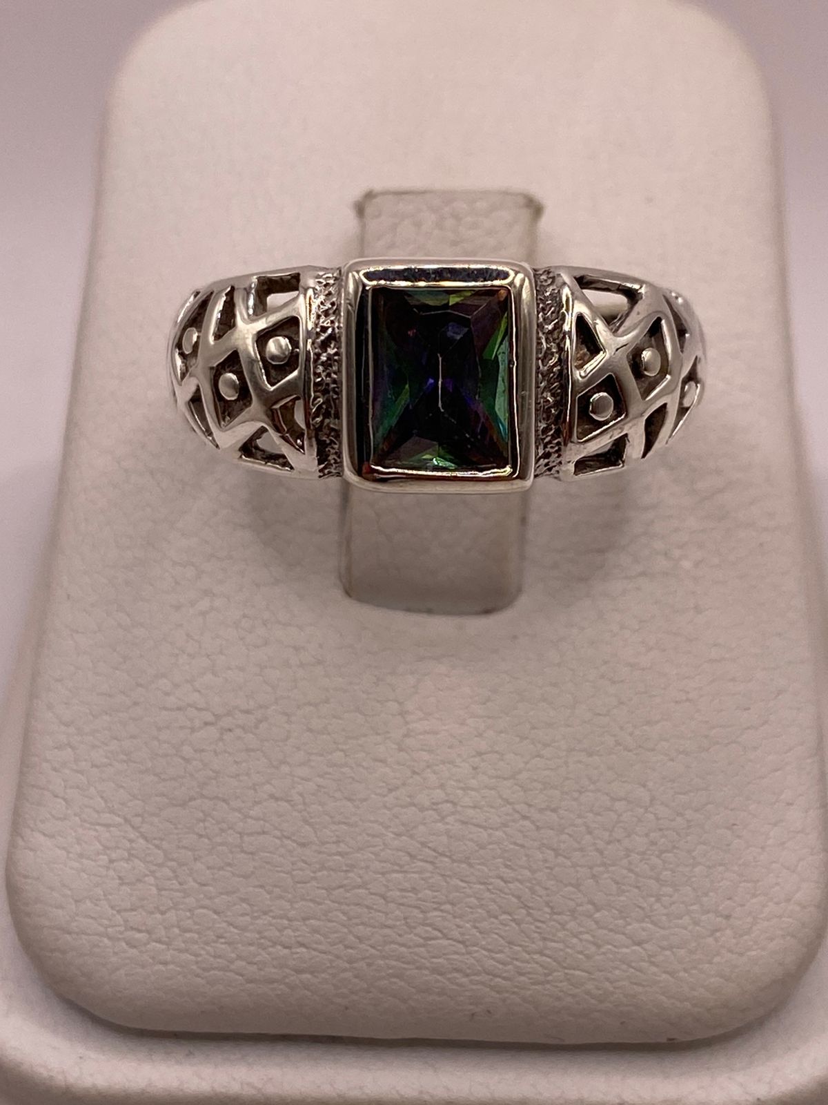 ANILLO ELEGANTE CON ZIRCONIA MULTICOLOR EN PLATA LEY 950, vista de detalle