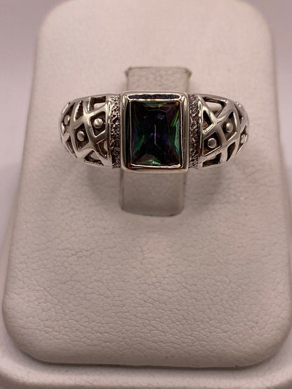 Detalle de circonia rectangular multicolor efecto arcoíris en plata .950 — destellos verdes, azules y morados, anillo Taxco