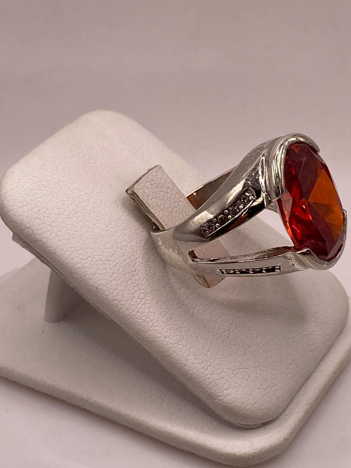 Anillo Elegante con Zirconia Naranja Intensa en Plata Ley 925, vista lateral