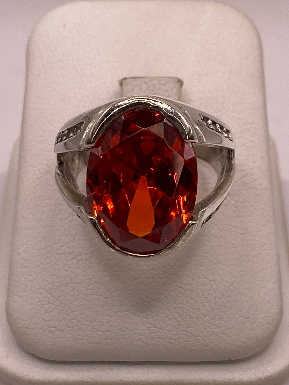 Anillo Elegante con Zirconia Naranja Intensa en Plata Ley 925, vista de detalle