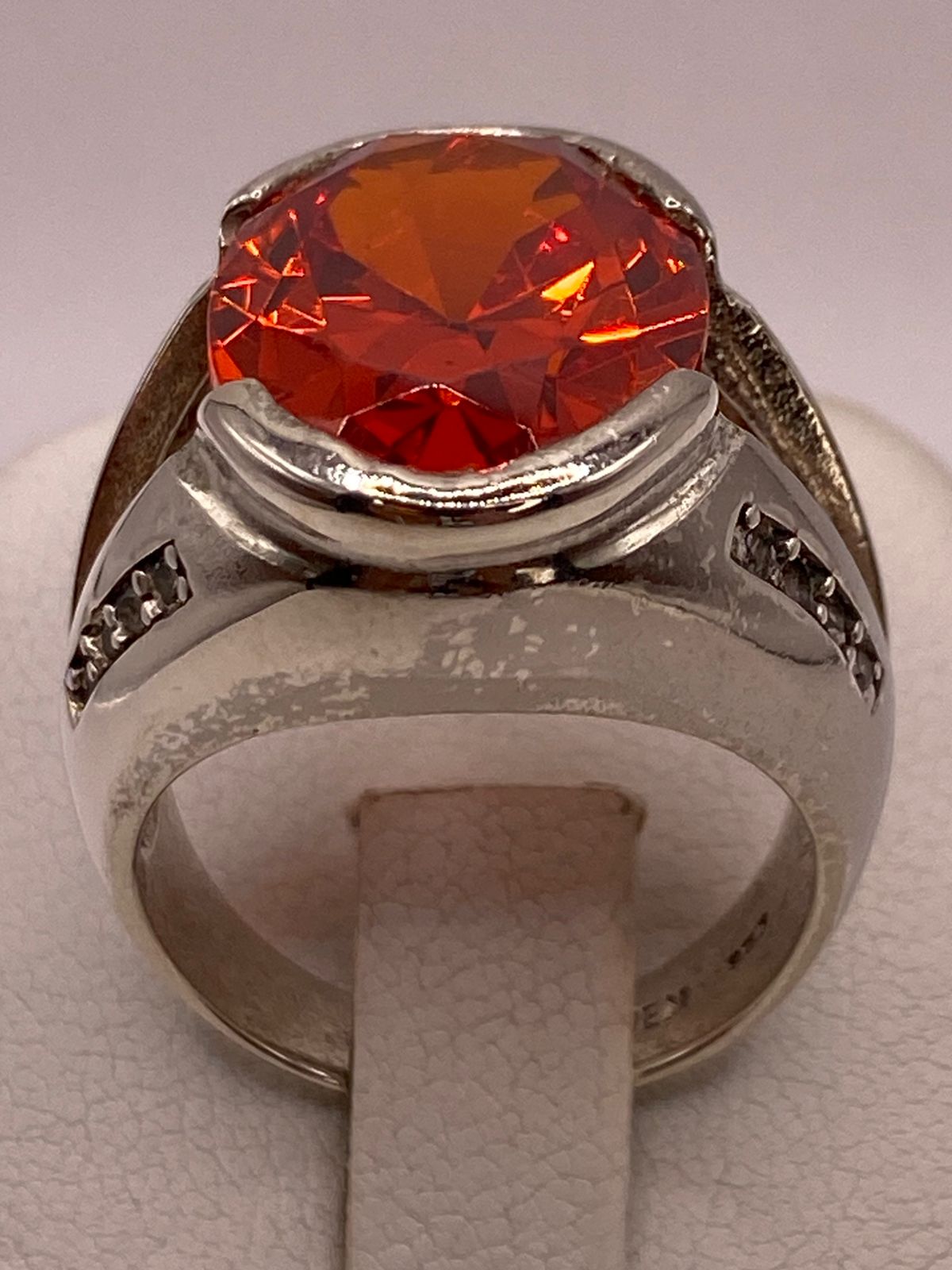 Anillo Elegante con Zirconia Naranja Intensa en Plata Ley 925, vista posterior