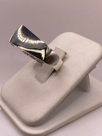 Anillo Elegante con Zirconia Negra y Detalles Brillantes en Plata Ley 925, vista lateral