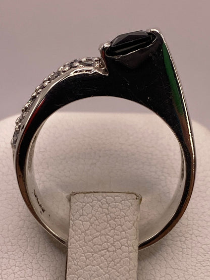 Anillo Elegante con Zirconia Negra y Detalles Brillantes en Plata Ley 925, vista posterior