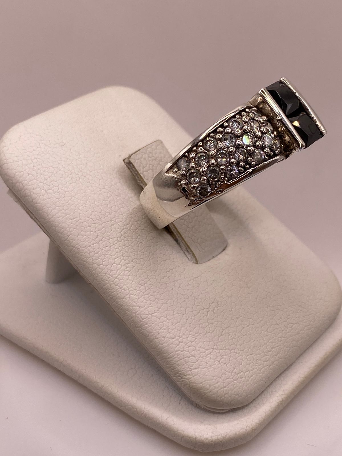 Anillo Elegante con Zirconia Negra y Detalles Brillantes en Plata Ley 925, vista de detalle