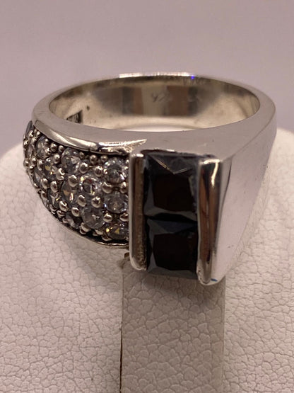 Anillo Elegante con Zirconia Negra y Detalles Brillantes en Plata Ley 925, sello de autenticidad Plata Ley .925