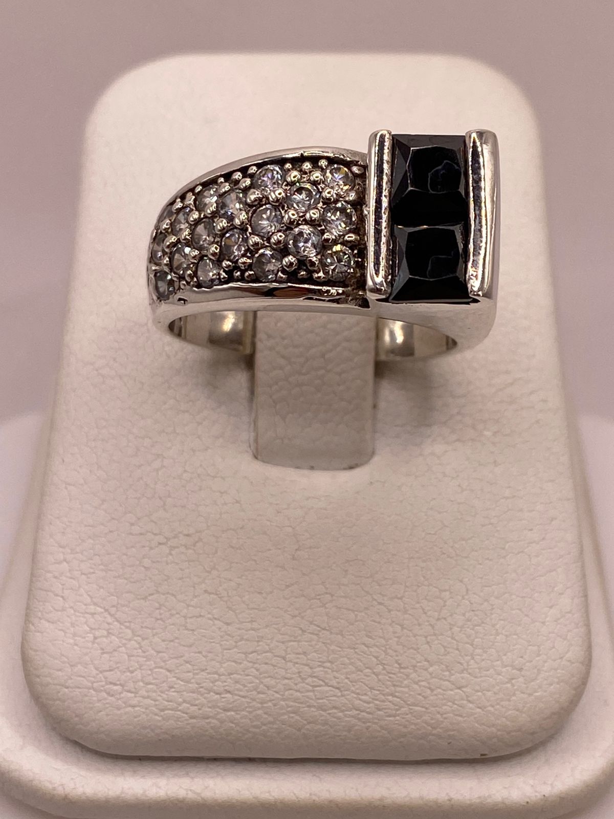 Anillo Elegante con Zirconia Negra y Detalles Brillantes en Plata Ley 925, vista superior