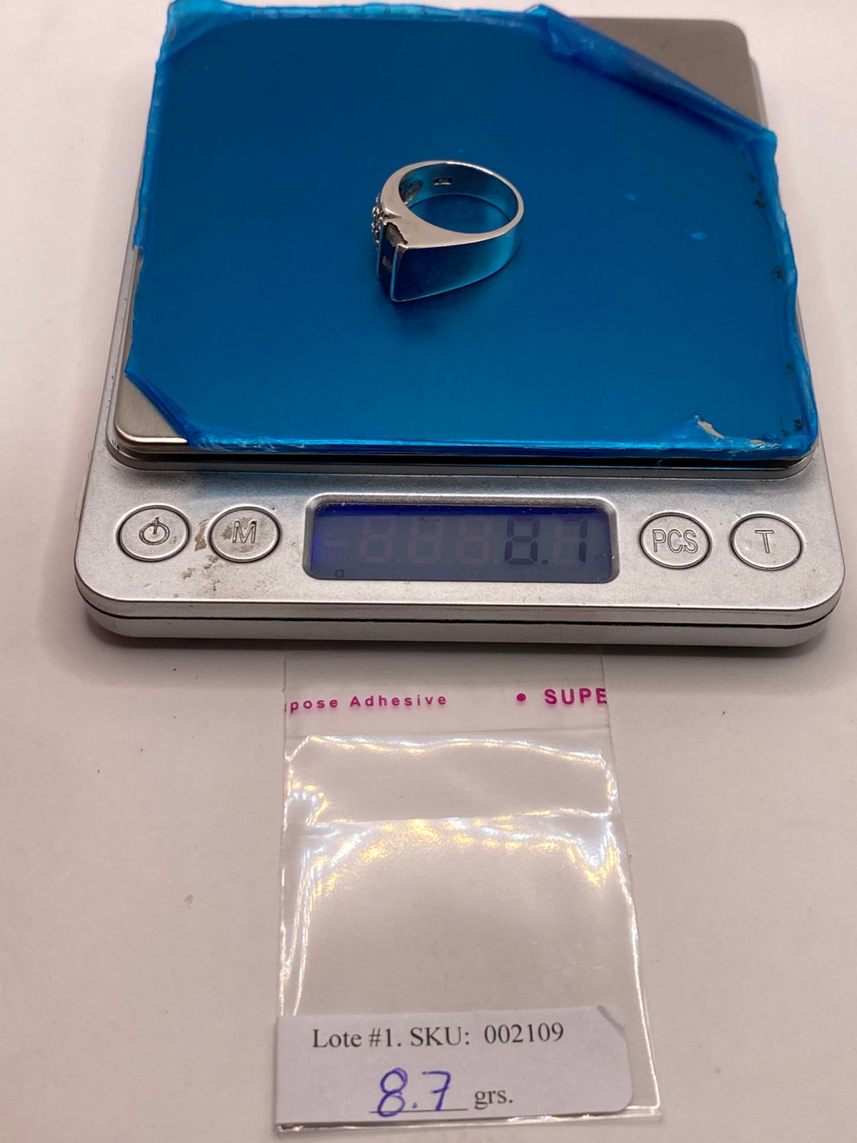 Anillo Elegante con Zirconia Negra y Detalles Brillantes en Plata Ley 925, peso en gramos (báscula)