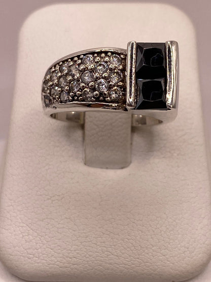 Anillo Elegante con Zirconia Negra y Detalles Brillantes en Plata Ley 925 — detalle de acabado