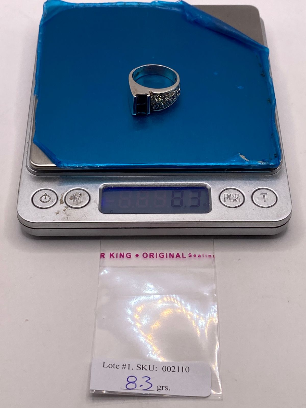 Anillo Elegante con Zirconia Negra y Detalles Brillantes en Plata Ley 925, peso en gramos (báscula)