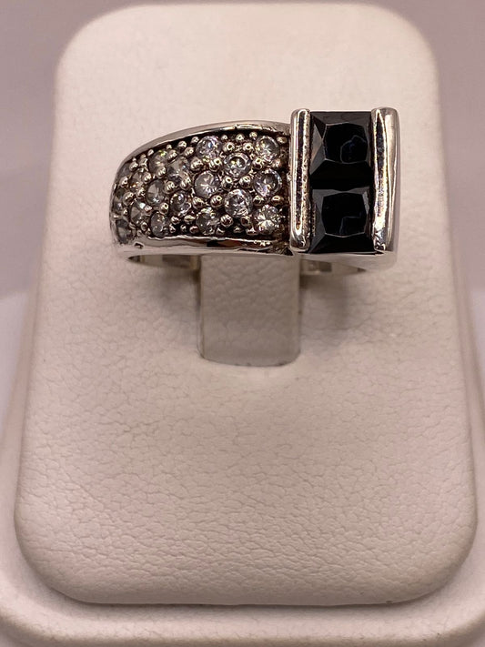 Anillo Elegante con Zirconia Negra y Detalles Brillantes en Plata Ley 925 — detalle de acabado
