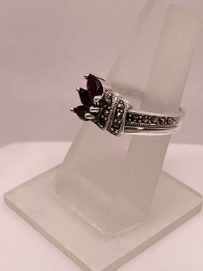 Anillo Elegante con Zirconia Roja y Marquesitas en Plata Ley 925, vista lateral