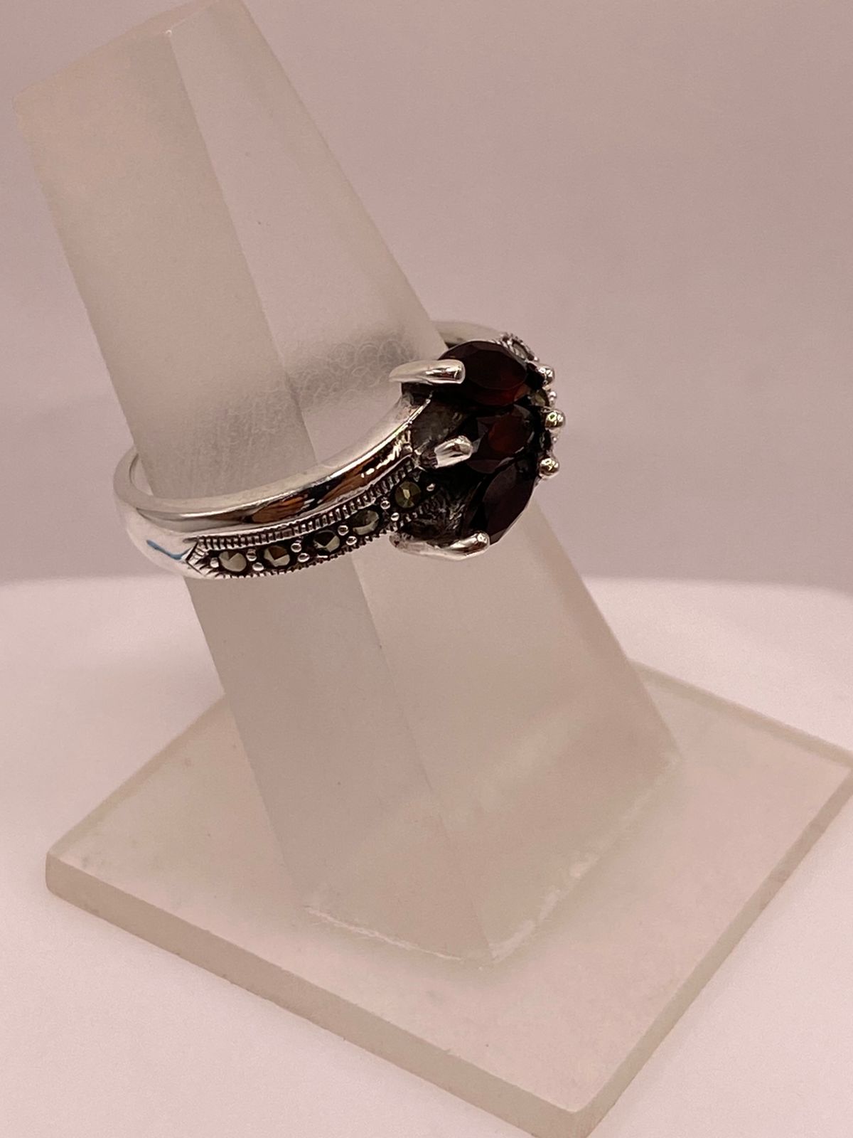 Anillo Elegante con Zirconia Roja y Marquesitas en Plata Ley 925, vista de detalle