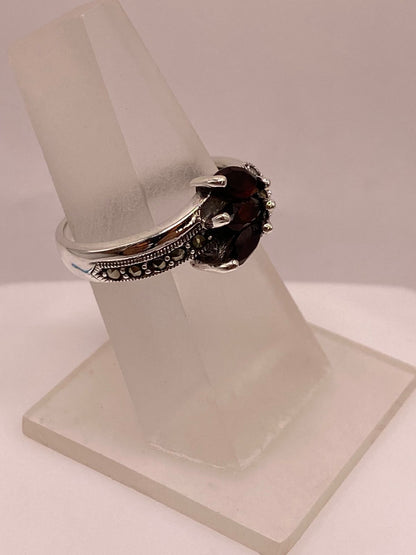 Anillo Elegante con Zirconia Roja y Marquesitas en Plata Ley 925, vista de detalle