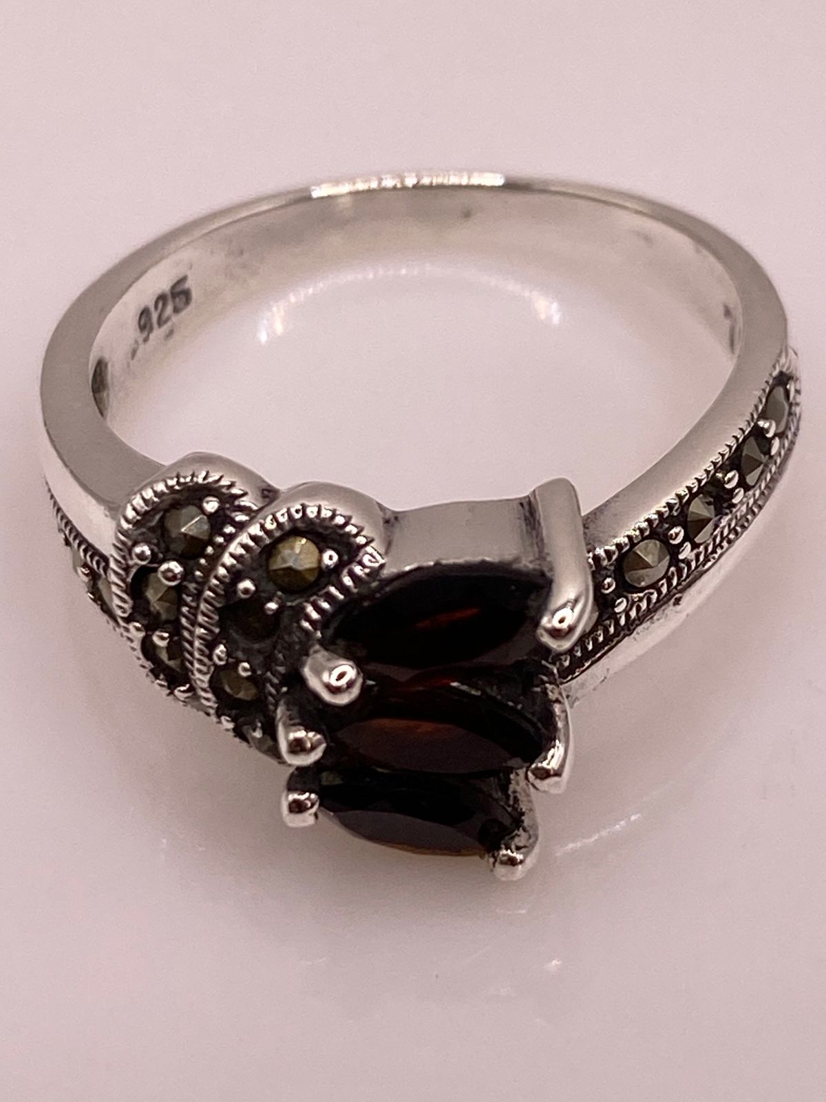 Anillo Elegante con Zirconia Roja y Marquesitas en Plata Ley 925, sello de autenticidad Plata Ley .925