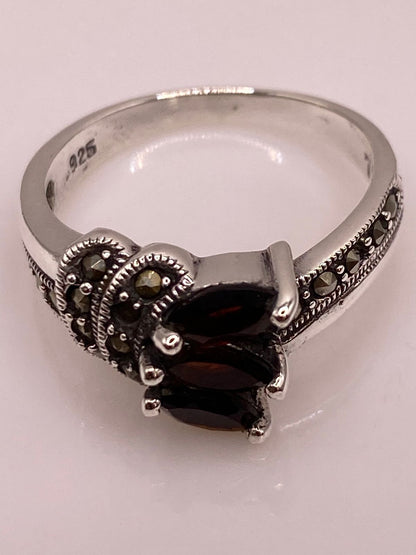 Anillo Elegante con Zirconia Roja y Marquesitas en Plata Ley 925, sello de autenticidad Plata Ley .925