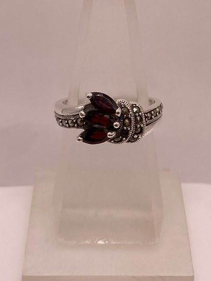 Anillo Elegante con Zirconia Roja y Marquesitas en Plata Ley 925 en báscula mostrando peso