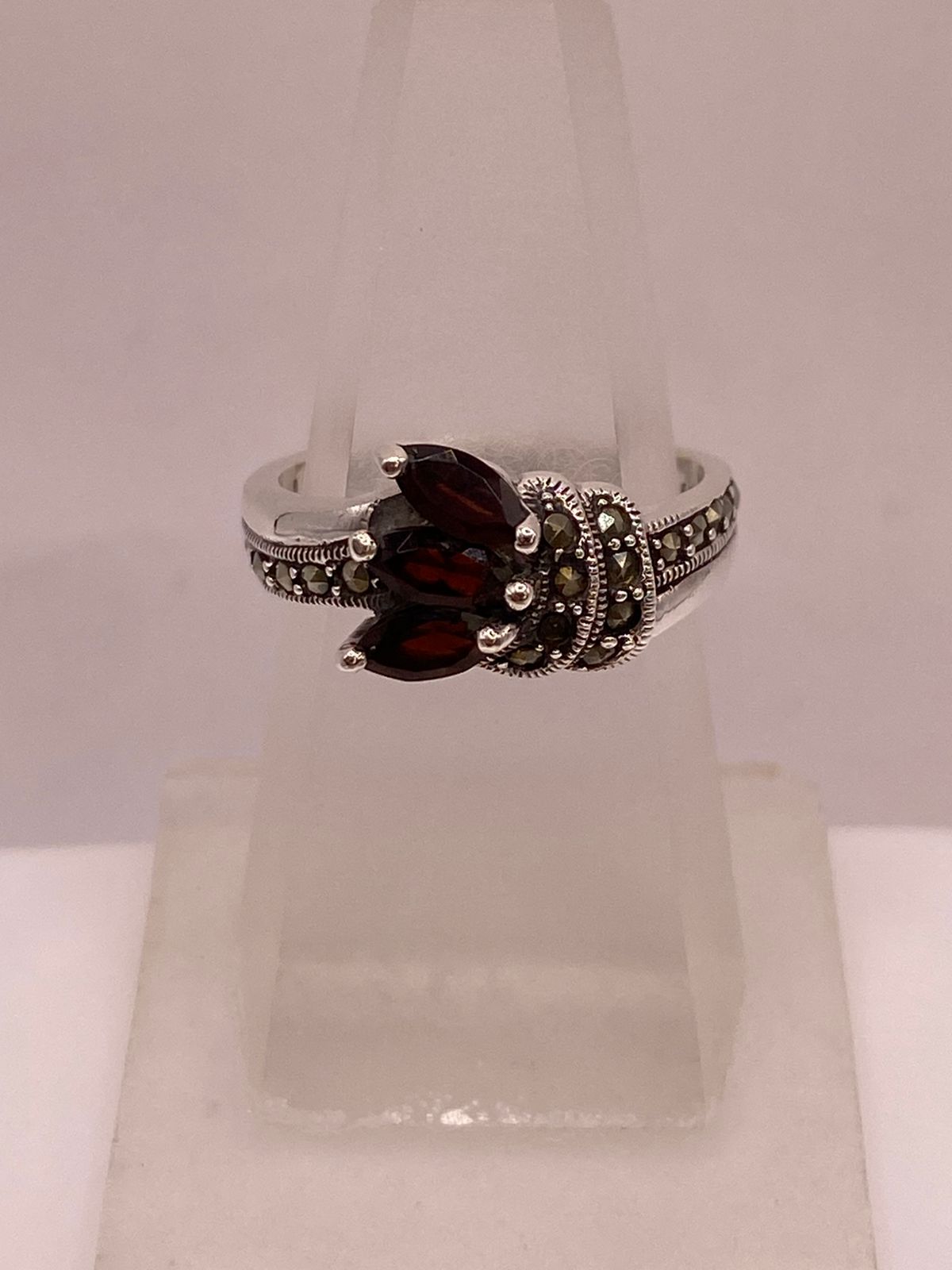 Anillo Elegante con Zirconia Roja y Marquesitas en Plata Ley 925, vista frontal