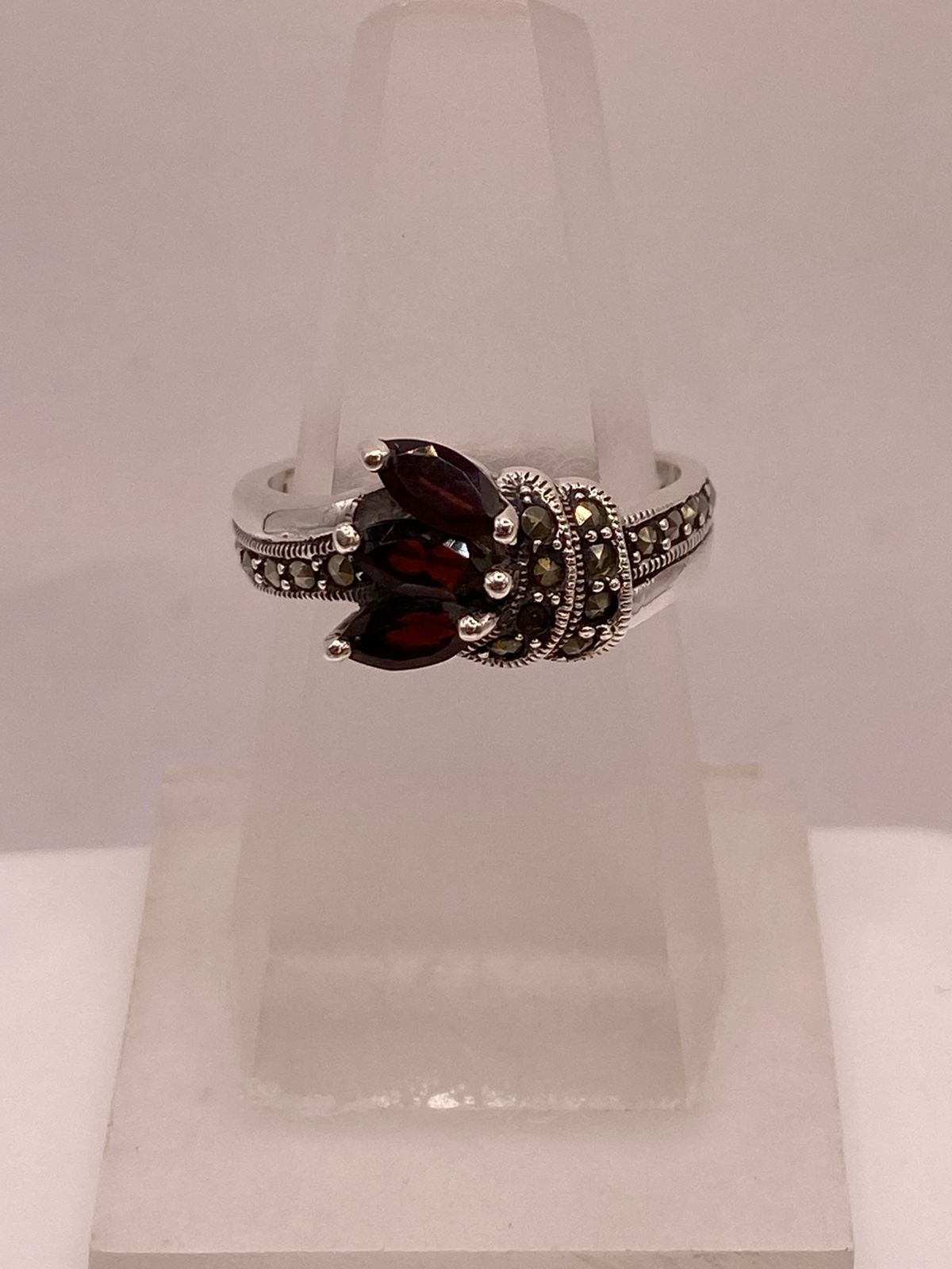 Anillo Elegante con Zirconia Roja y Marquesitas en Plata Ley 925, vista superior
