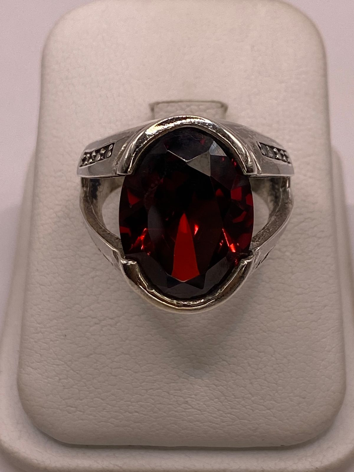 Anillo Elegante con Zirconia Rojo Oscuro en Plata Ley 925 en báscula mostrando peso