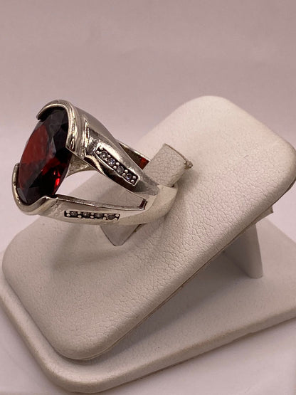 Anillo Elegante con Zirconia Rojo Oscuro en Plata Ley 925, vista frontal