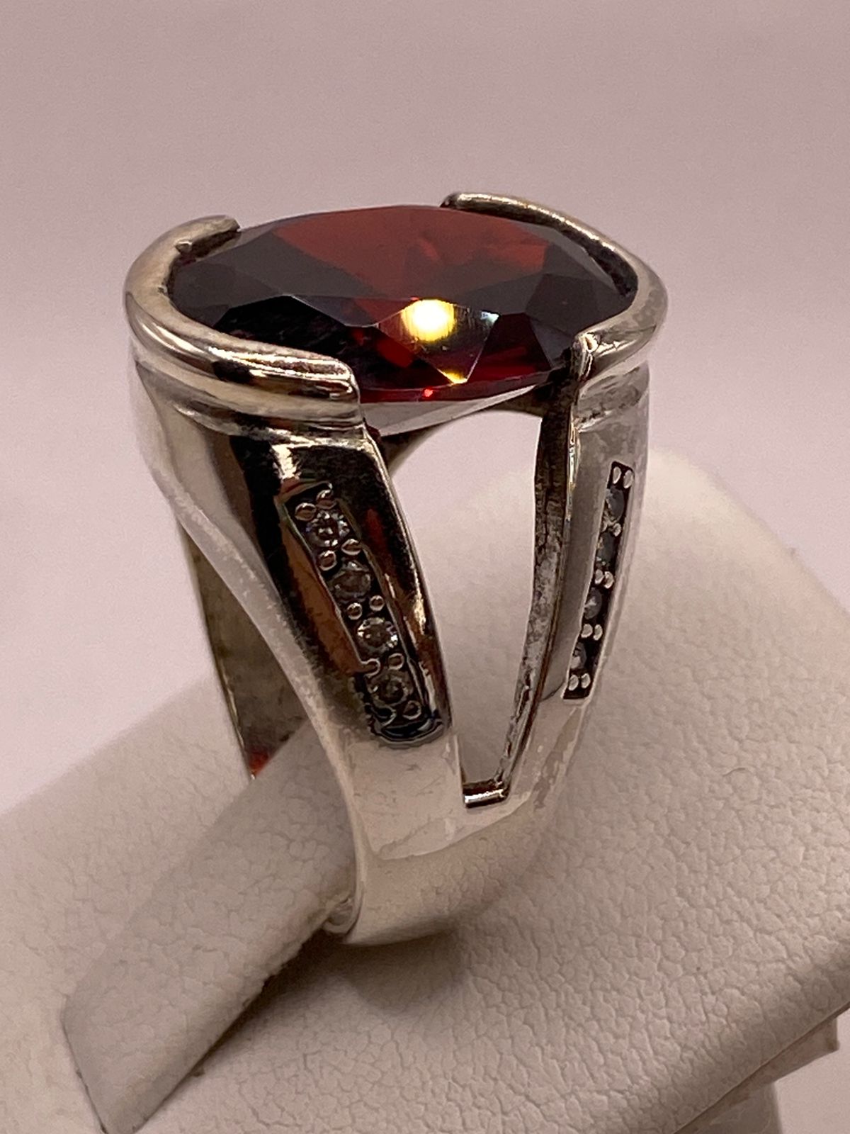 Anillo Elegante con Zirconia Rojo Oscuro en Plata Ley 925, vista de detalle
