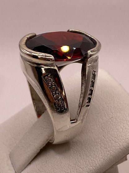 Anillo Elegante con Zirconia Rojo Oscuro en Plata Ley 925, vista de detalle