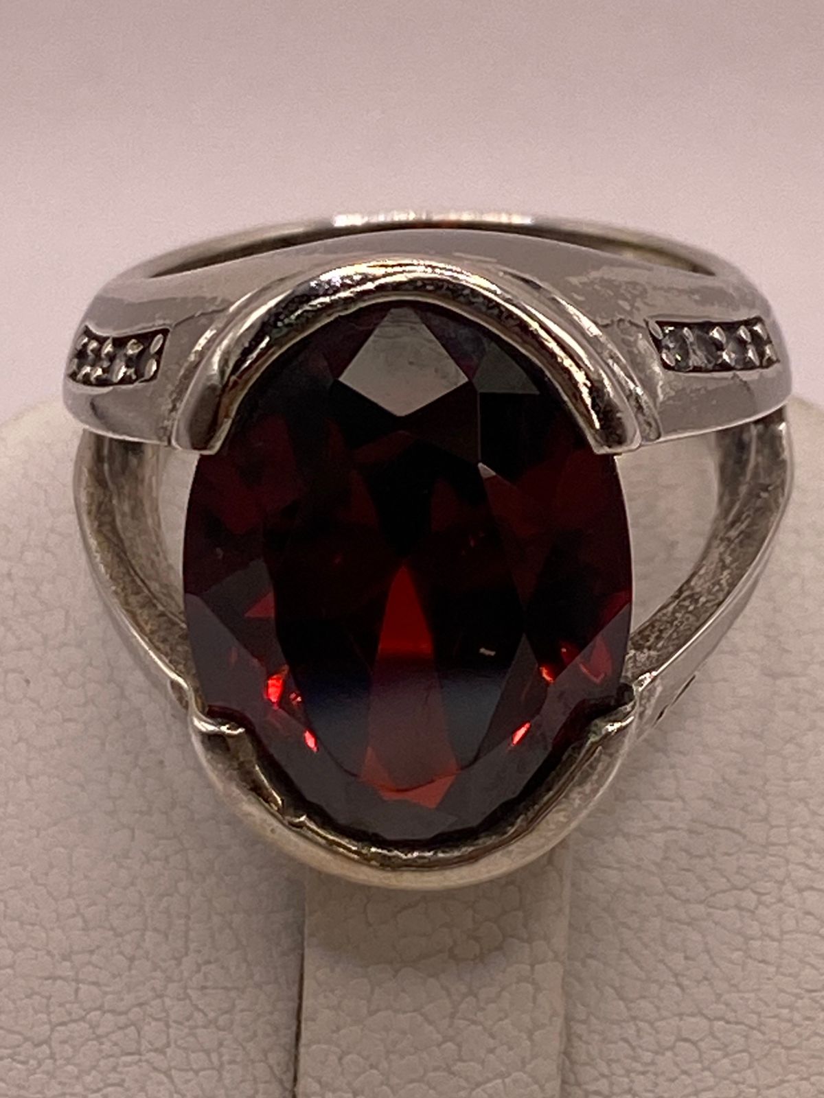 Anillo Elegante con Zirconia Rojo Oscuro en Plata Ley 925, sello de autenticidad Plata Ley .925